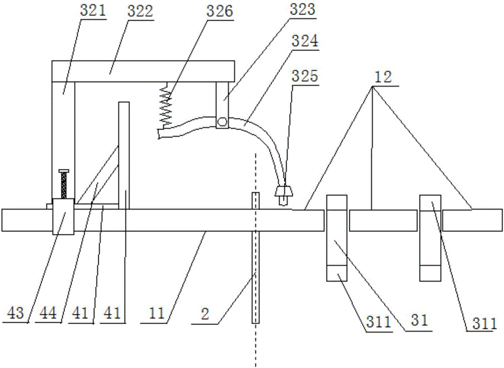 Cutter for automatically feeding and capable of machining plates with different sizes and machining method thereof