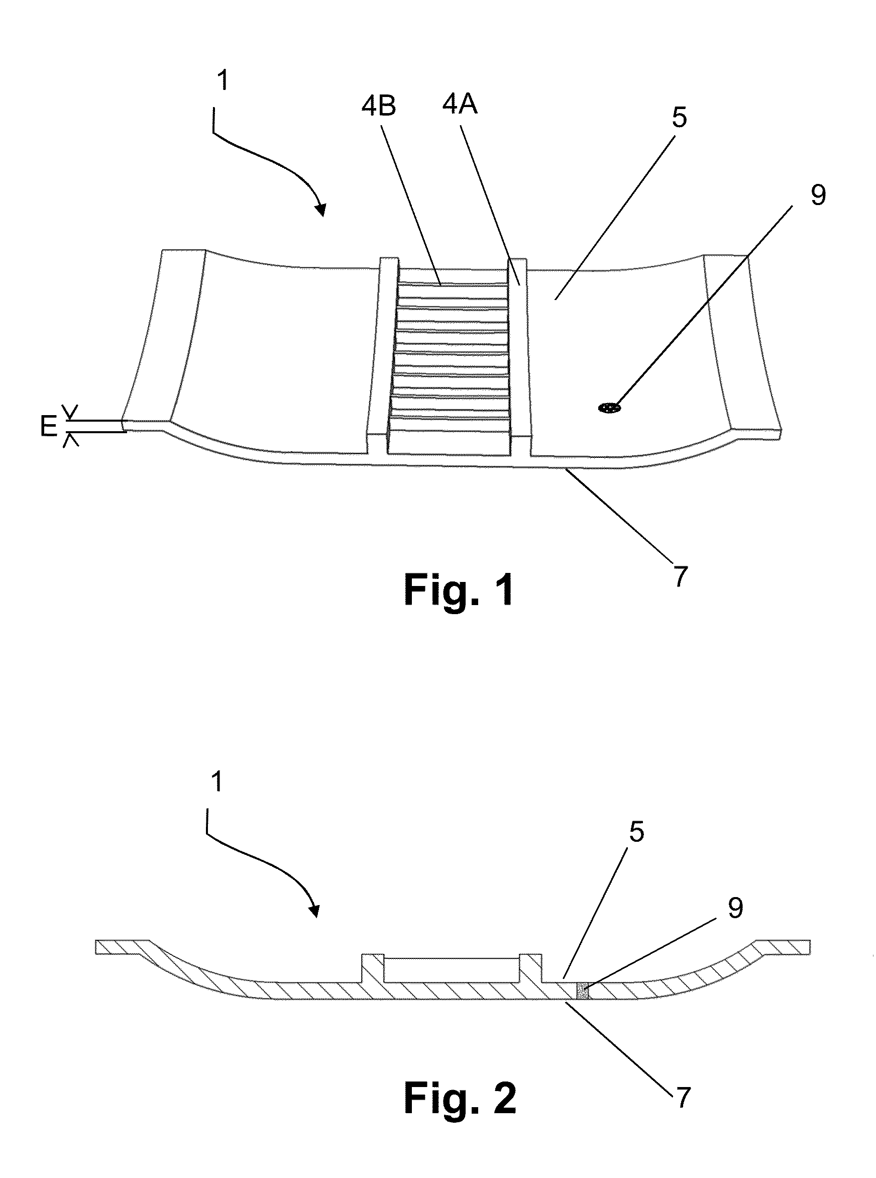 Molding element for a tire mold comprising a porous area