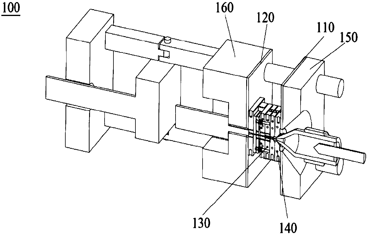 Heat insulating structure device, injection molding machine and method for controlling heat transfer and deformation quantity to be consistent