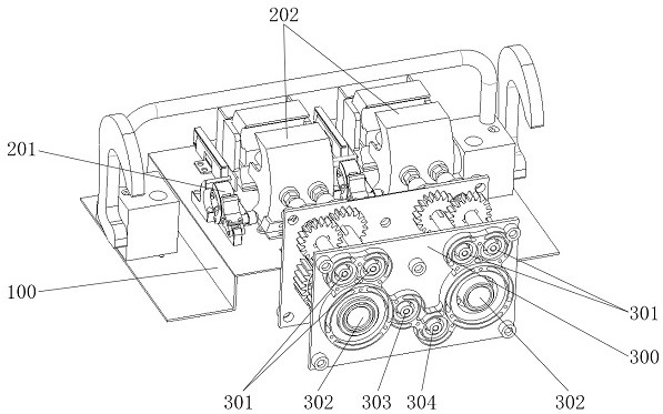 A high-safety puncture wire clip tightening device suitable for live working robots