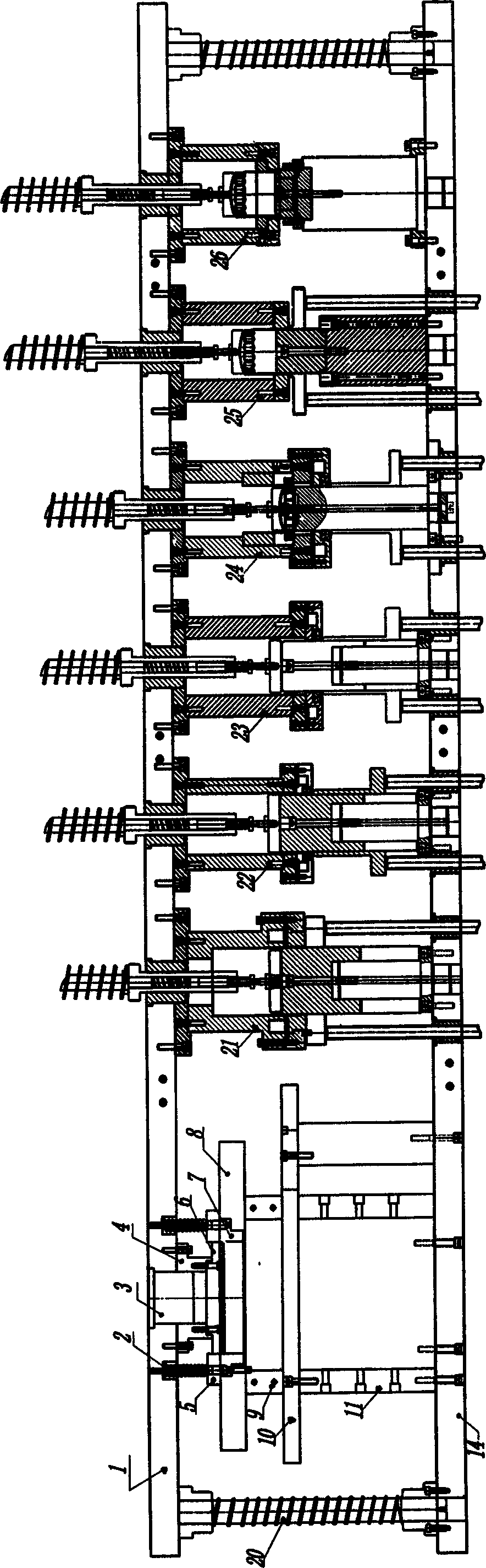 Filter case stretching material falling device