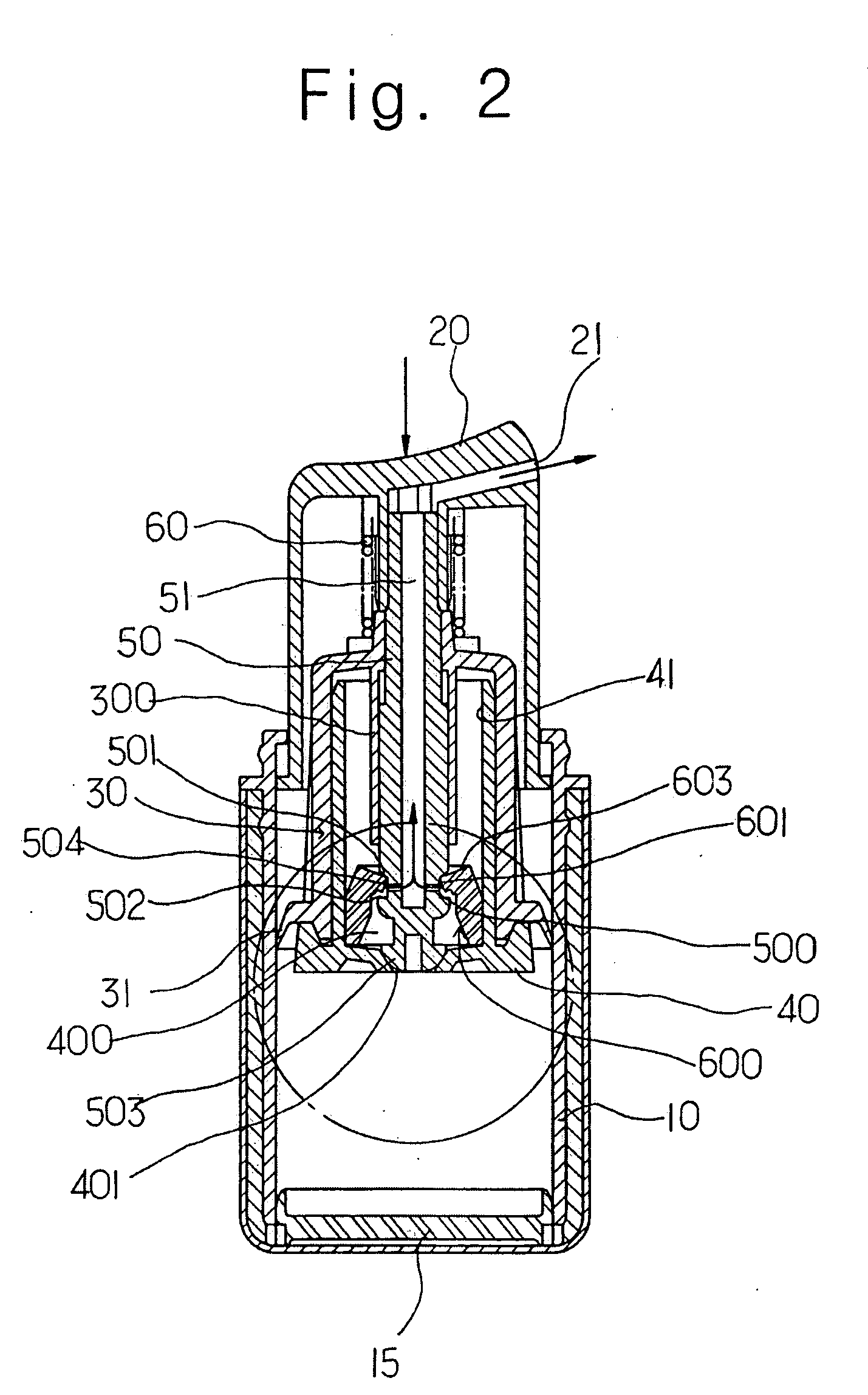 Constant discharge structure for nozzle head lowering type vacuum cosmetic container