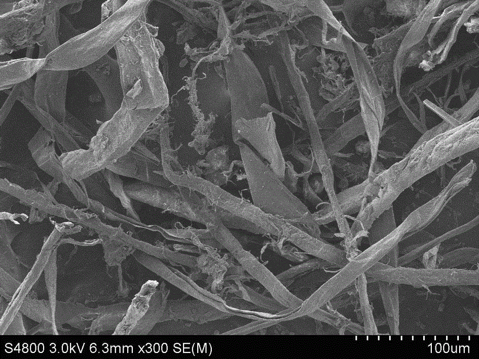 Interwoven composite fiber for improving pavement performance of asphalt mixture