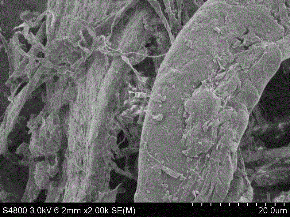 Interwoven composite fiber for improving pavement performance of asphalt mixture