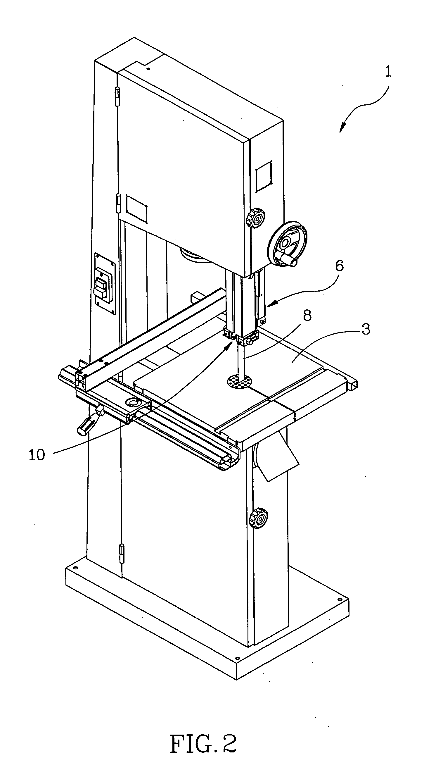 Guiding device for saw blade of band saw