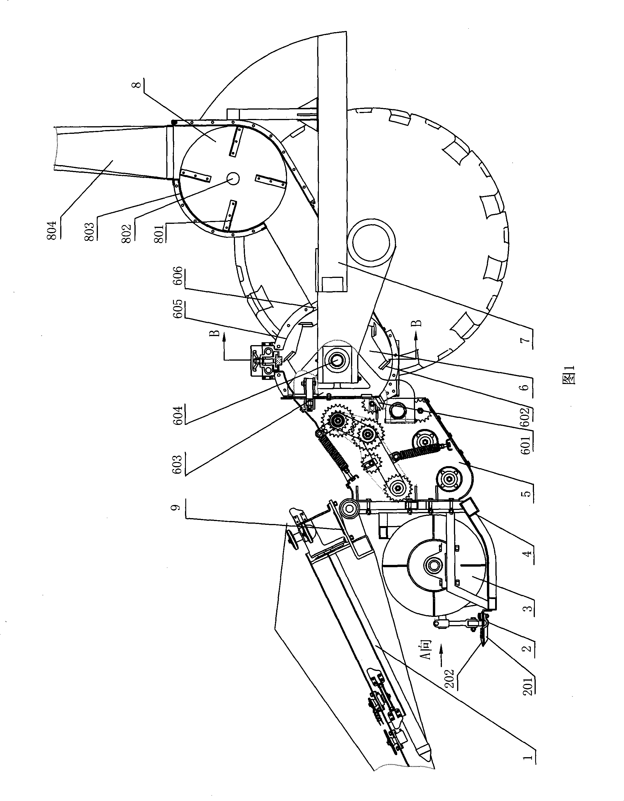 Straw collecting and pulverizing device of corn harvester