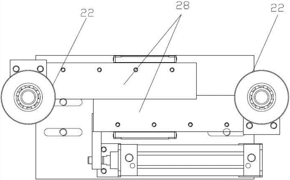 Automatic centering device for elevator guiderail conveyer line