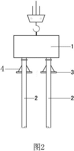 Device for treating liquefiable foundation by using vibratory hammer pipe and treatment method thereof