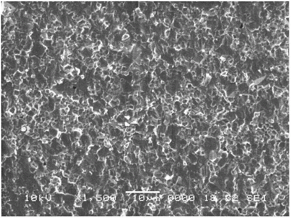 A kind of production method of fine-grained high-strength PMN-PZT piezoelectric ceramic material