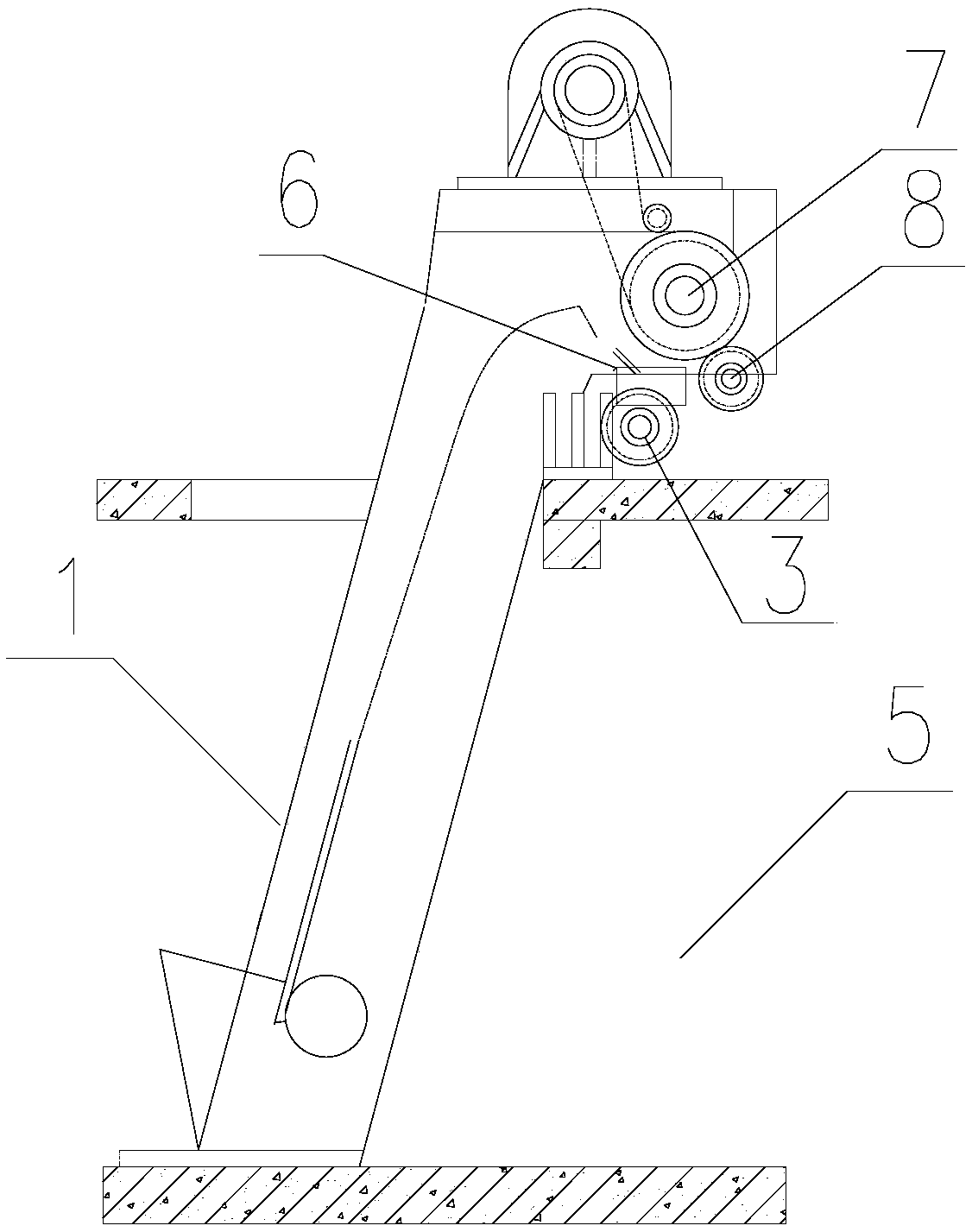 Self-cleaning coarse grille belt conveying device, cleaning system and cleaning method