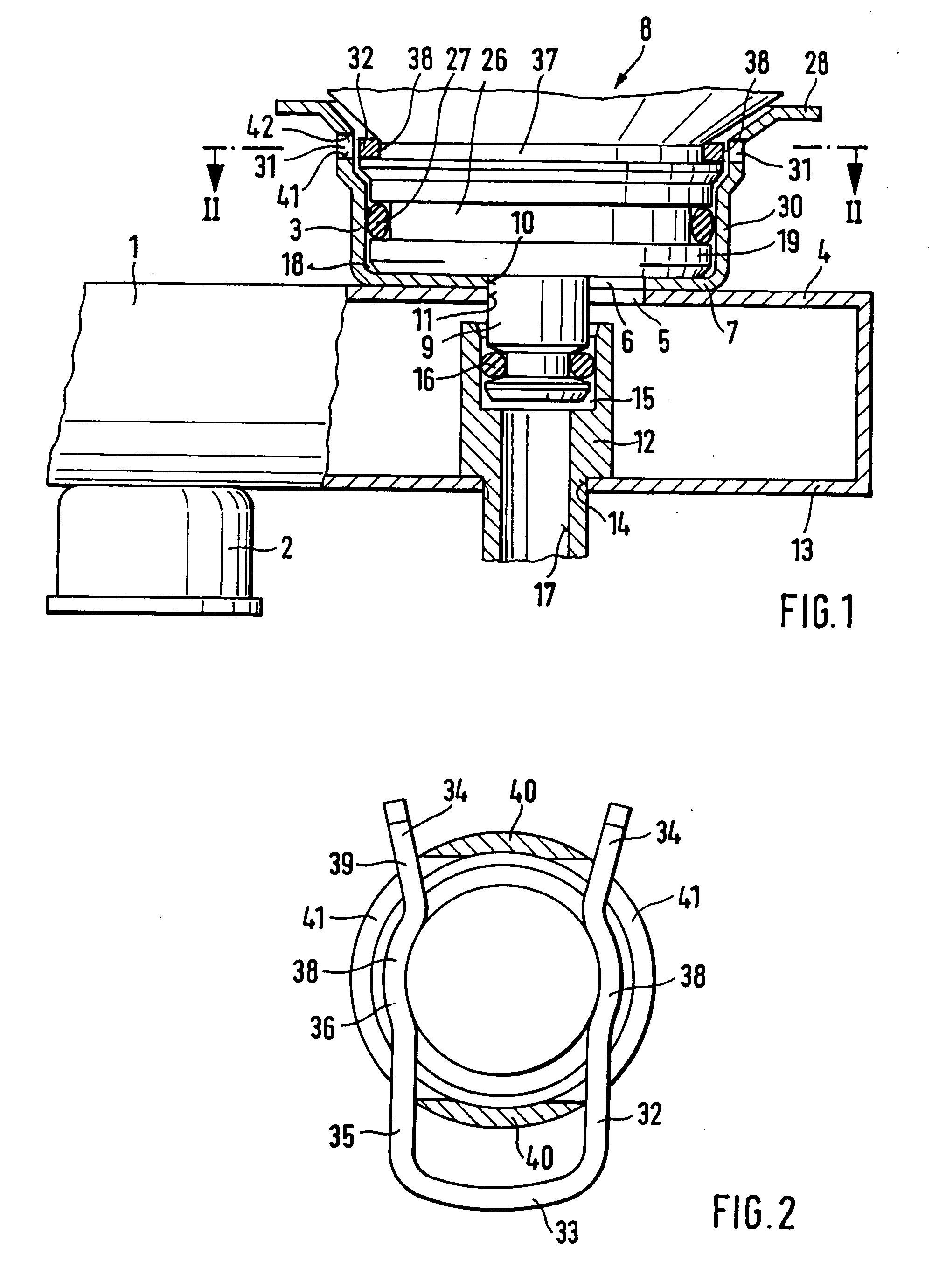 Connection by means of a retaining clip of two elements of a fuel supply system of an internal combustion engine that are coaxially disposed one behind the other