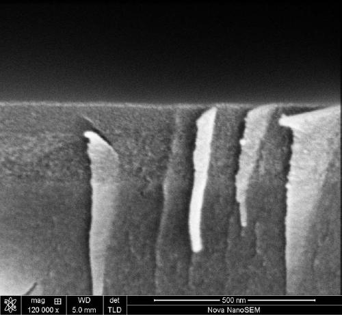 Wide-spectrum anti-reflective ultraviolet shielding cover plate glass for double-glass component solar cell