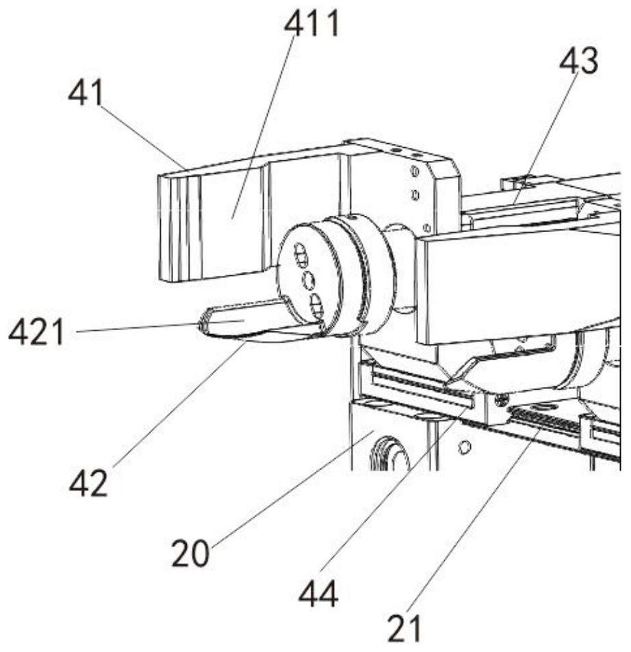 An automatic sticker forming device for curved corner packaging boxes and its application method