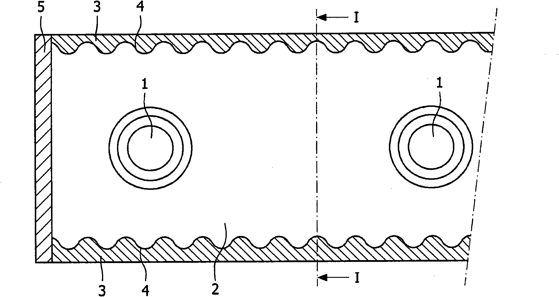 An elongated luminaire comprising leds for illuminating objects in front of the luminaire