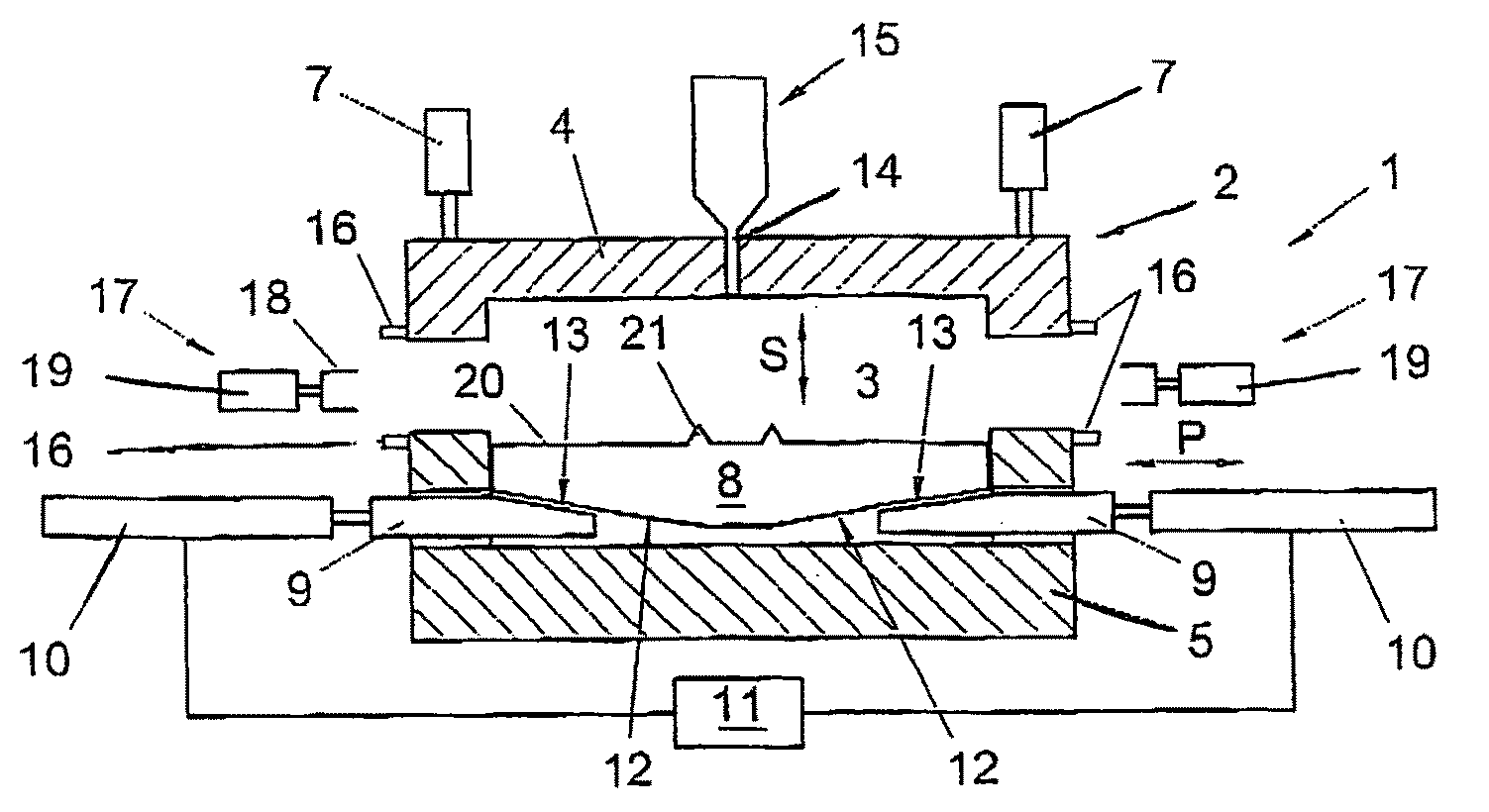 Apparatus and method for manufacturing products from a thermoplastic mass