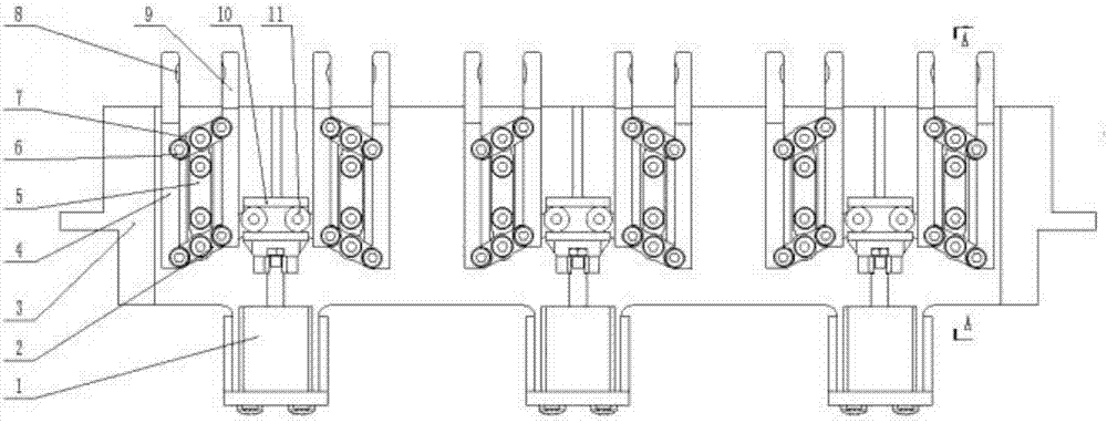 Automatic doffer bobbin clamping device self-adaptive to spindle installation error