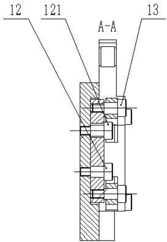 Automatic doffer bobbin clamping device self-adaptive to spindle installation error