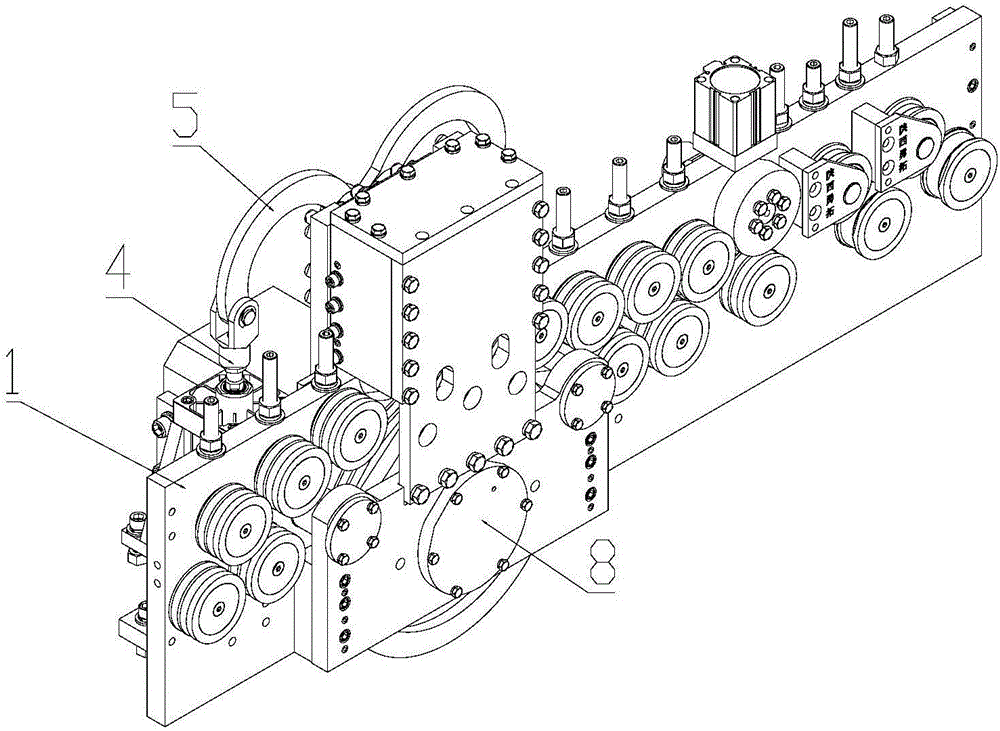 Automatic balancing hoop bending machine capable of achieving arc wire feeding