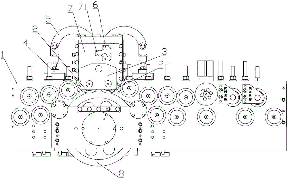 Automatic balancing hoop bending machine capable of achieving arc wire feeding