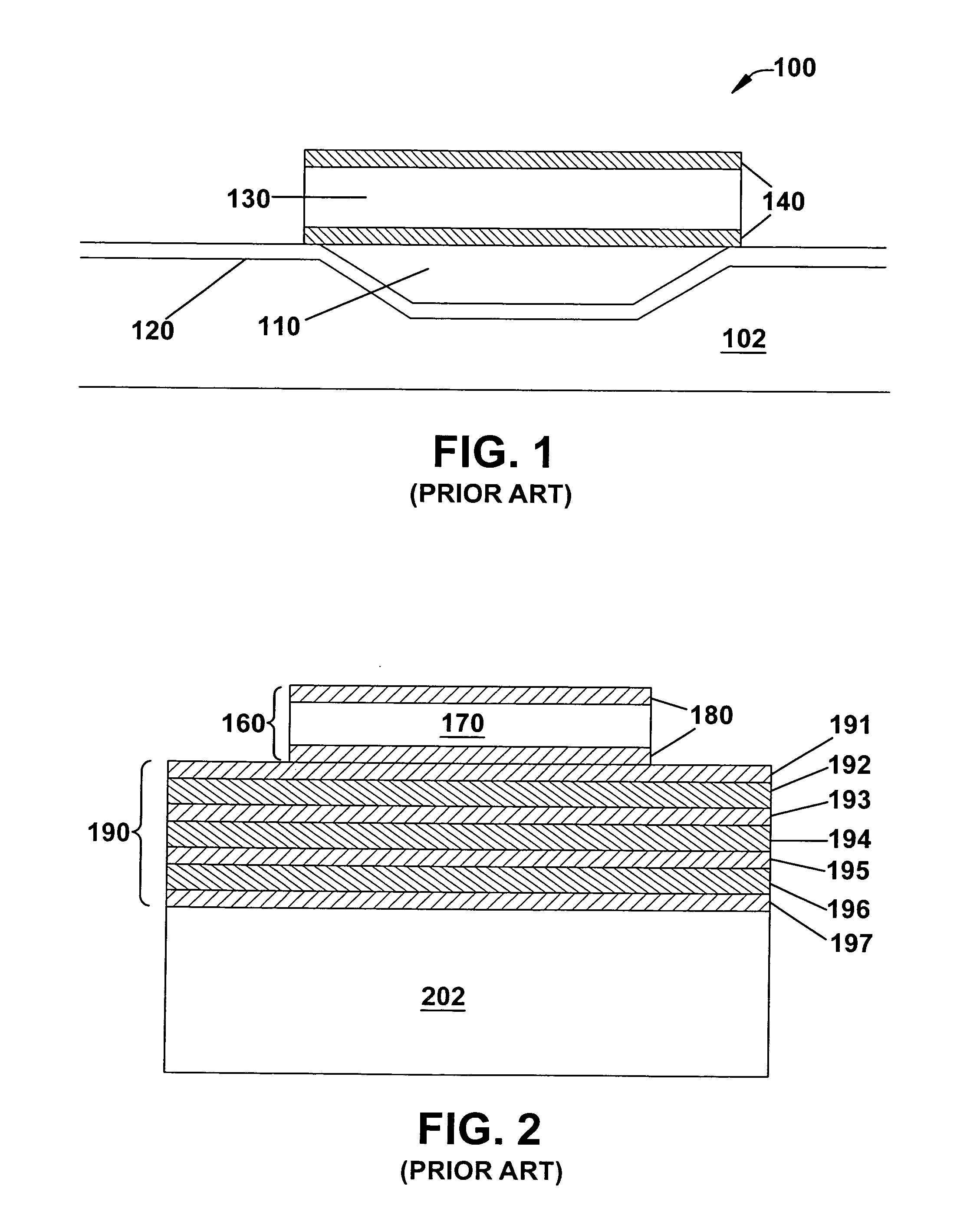 Piezoelectric resonator with an efficient all-dielectric Bragg reflector