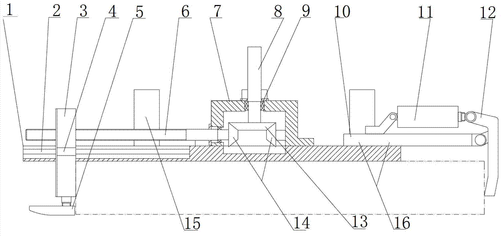 Automatic centering fixture for workpiece with revolution boss and/or hole