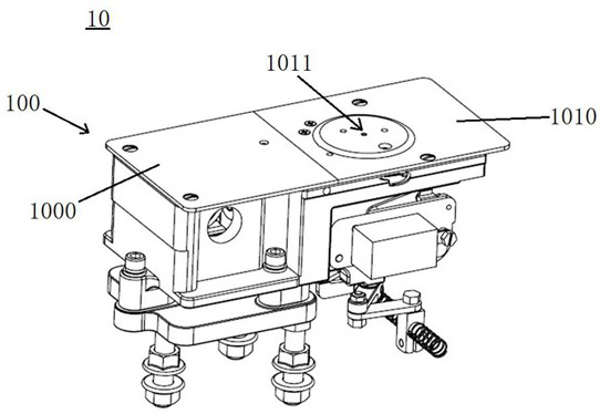 Computerized embroidery machine with dynamic keeping mechanism and working method of computerized embroidery machine