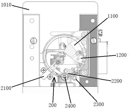 Computerized embroidery machine with dynamic keeping mechanism and working method of computerized embroidery machine