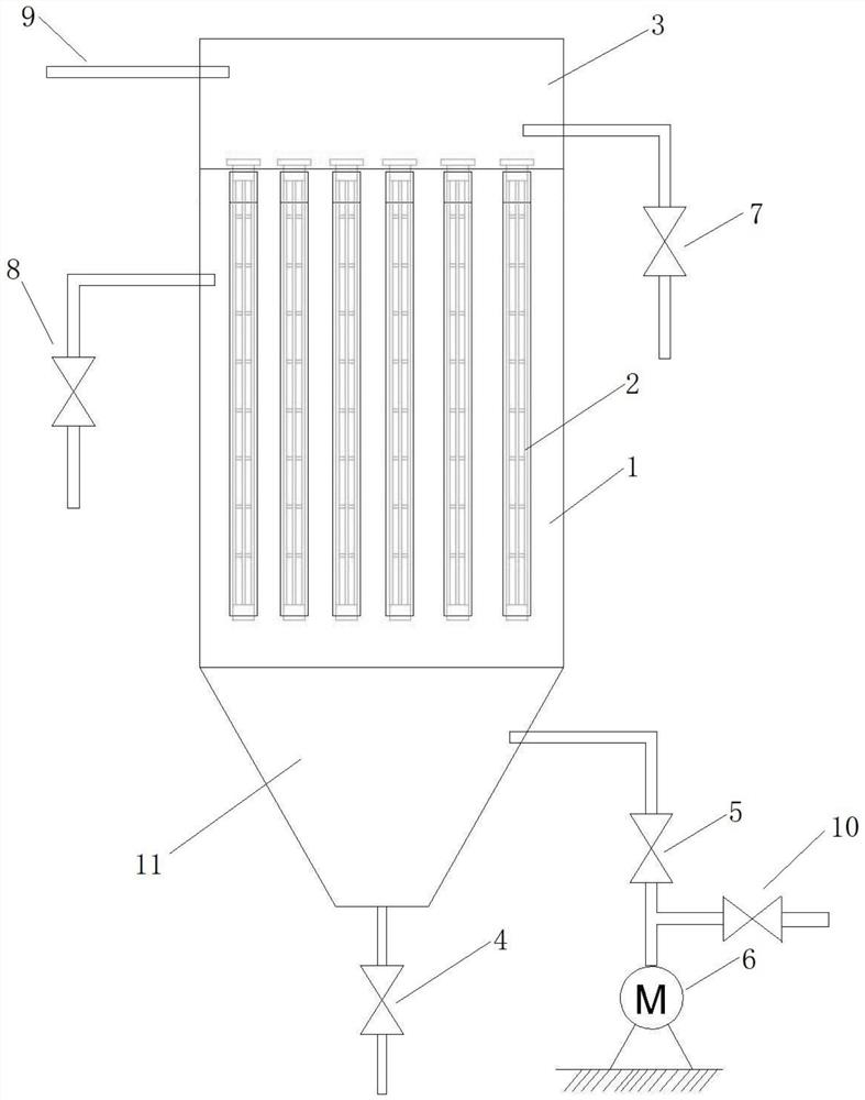 Automatic backwashing surface filtering device for dilute phosphoric acid mixed solution and use method of automatic backwashing surface filtering device