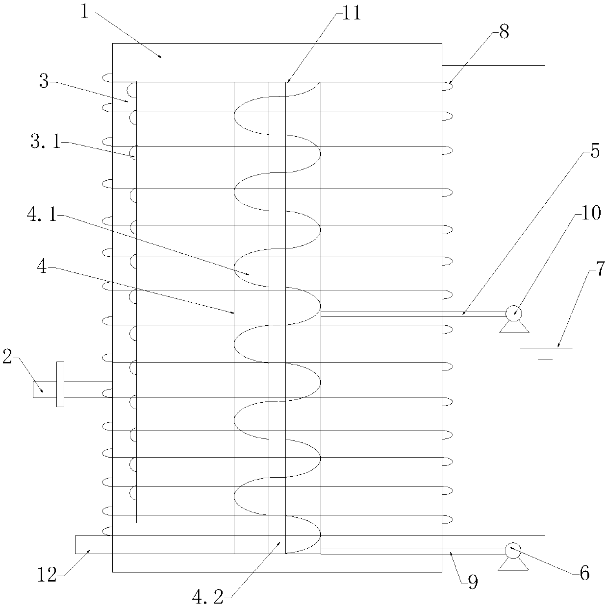 Two-stage magnetic induction-enhanced Fenton reaction sewage treatment device and sewage treatment method thereof