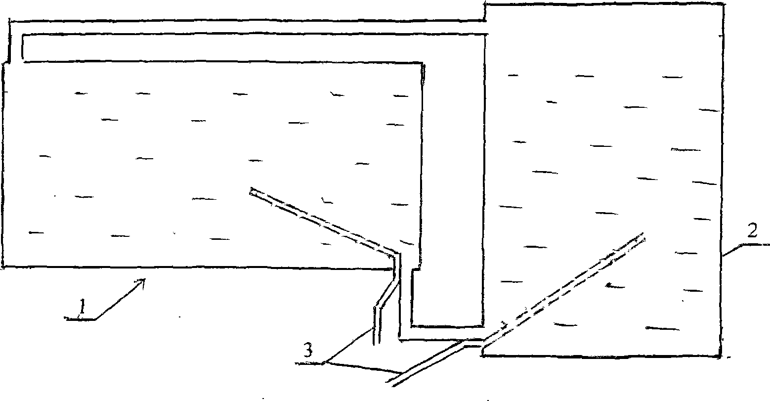 Wall-mounted solar water heater and manufacturing method of solar heat accumulator