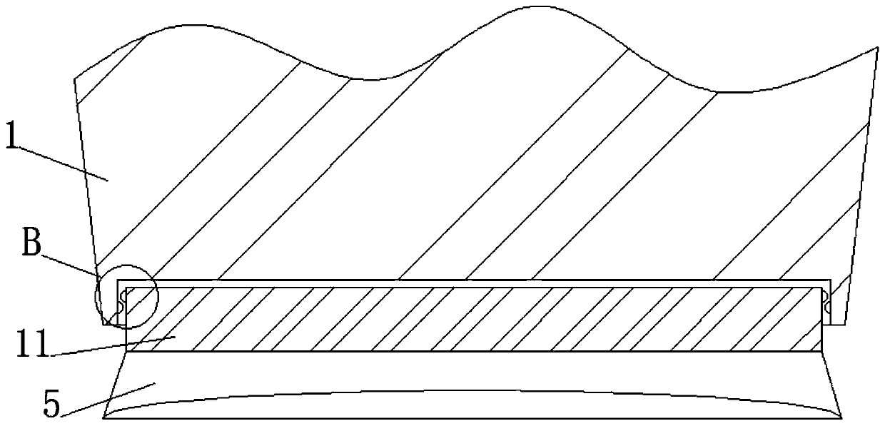 Solid waste treatment device applied to kitchen