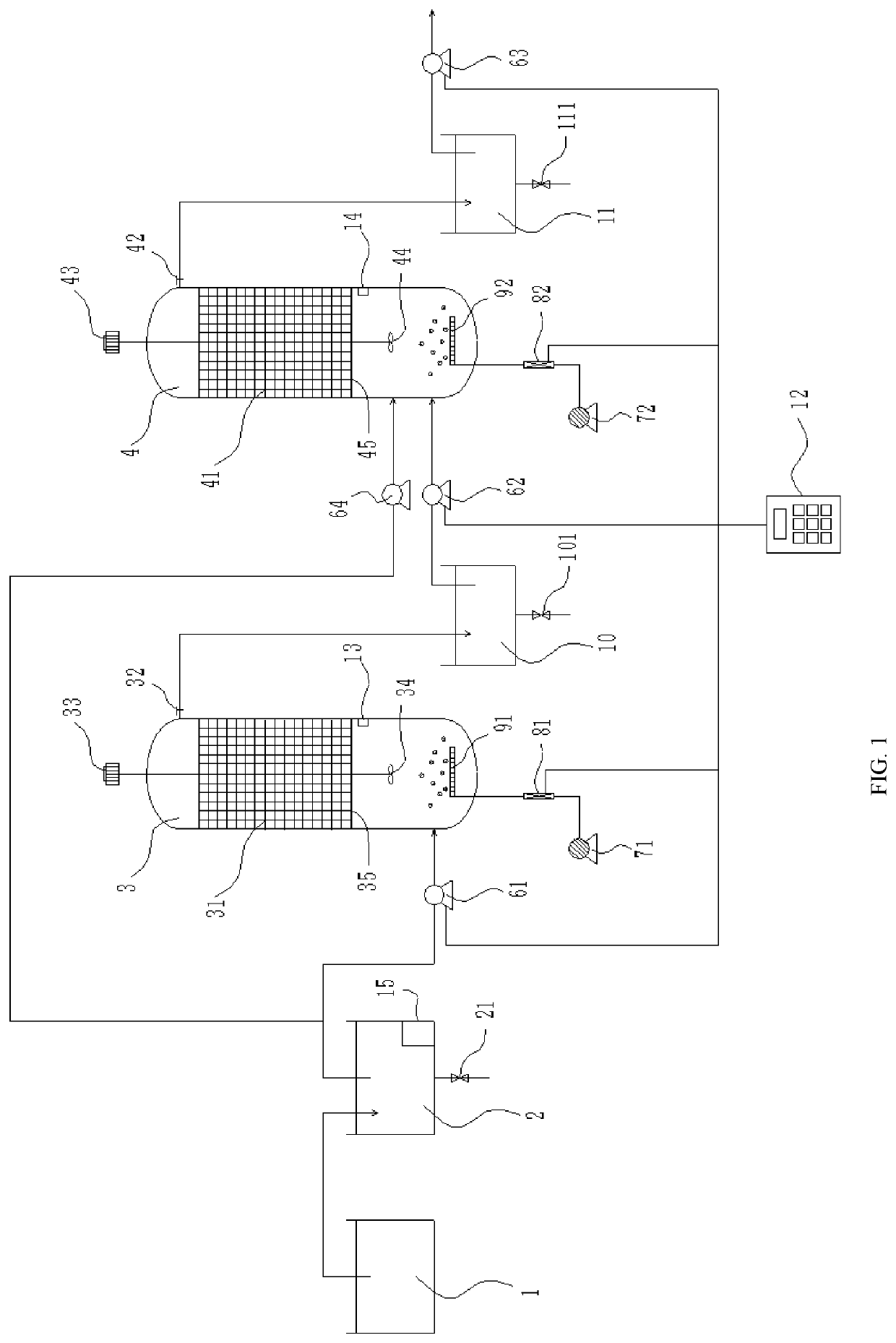 Apparatus and method for removing nitrogen and phosphorus from sewage by using sponge iron and activated sludge