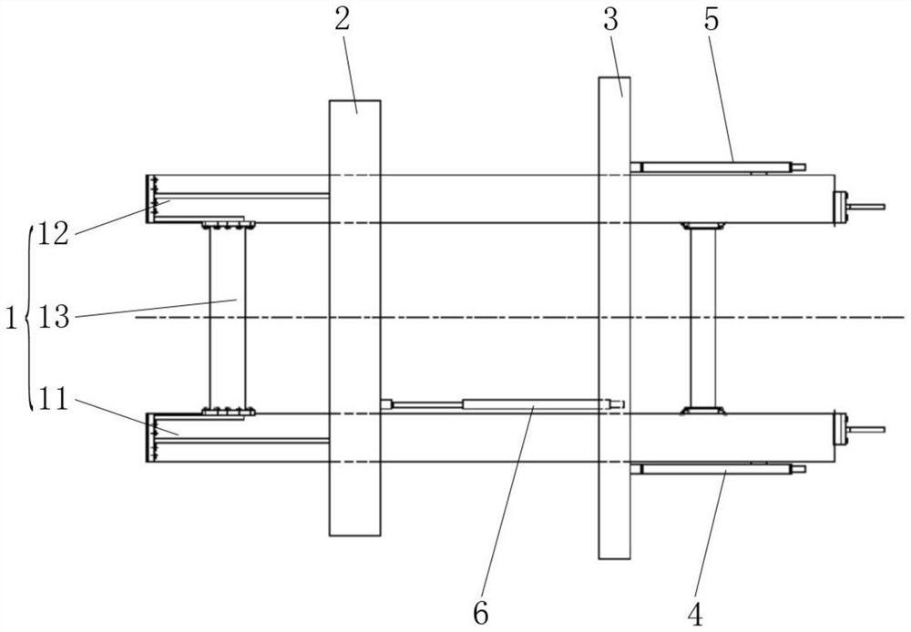 Shield tunneling machine and synchronous translation mechanism of segment rounding device thereof