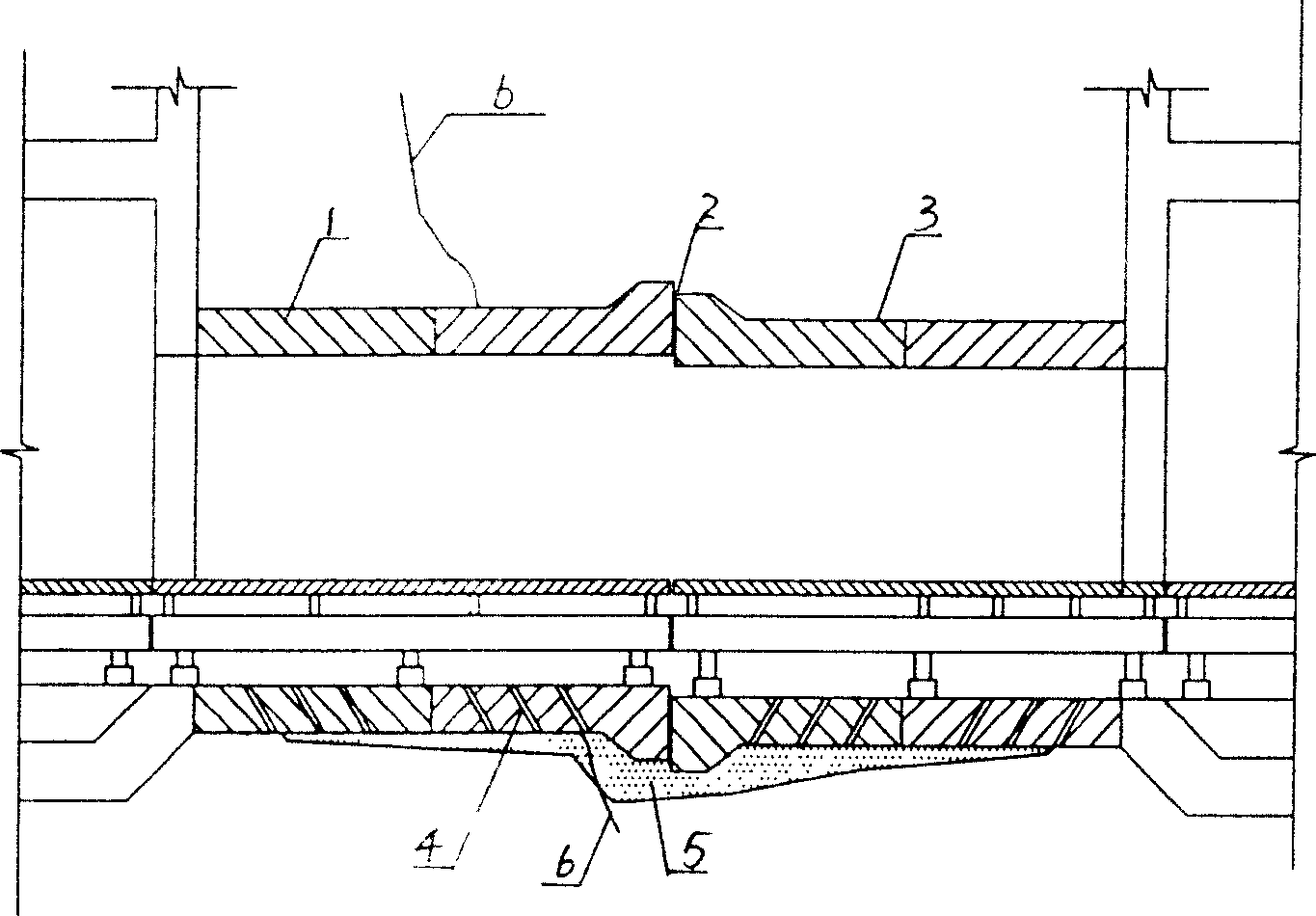 Method for adapting to large stratigraphic uniform sedimentation or dislocation of open trench tunnel