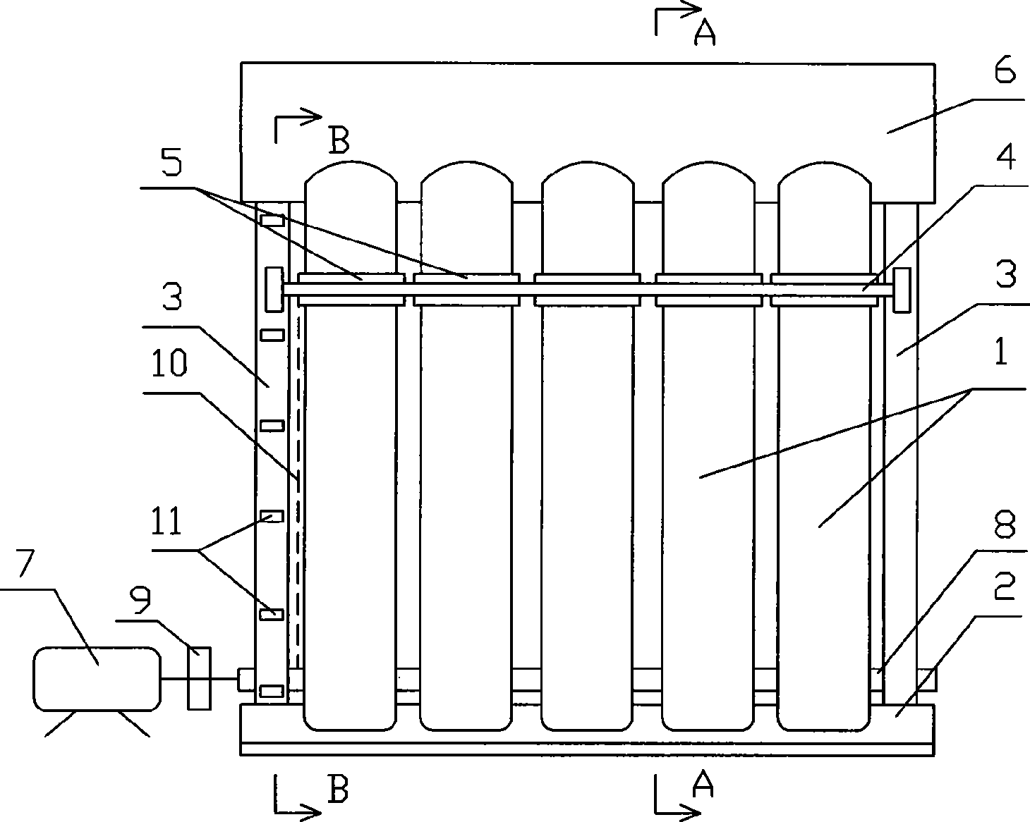 Automatic dedusting solar water heater