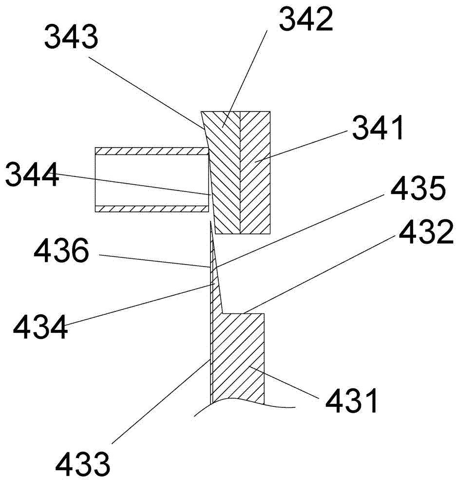 Exhaust pipe conveying device placed behind pipe cutting machine