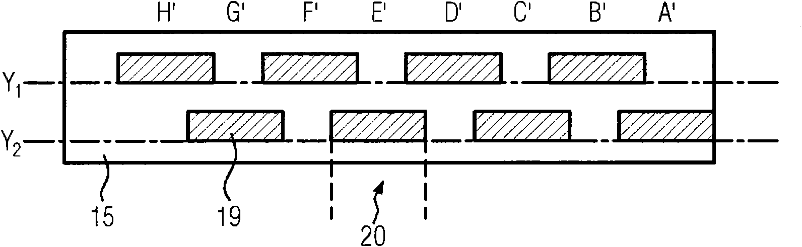 Device and method for aligning containers, in particular bottles, in a labelling machine