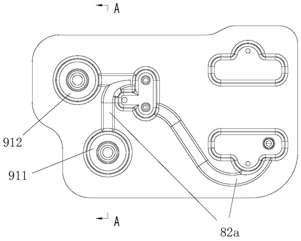 Communicating device, manufacturing method of communicating device and thermal management assembly