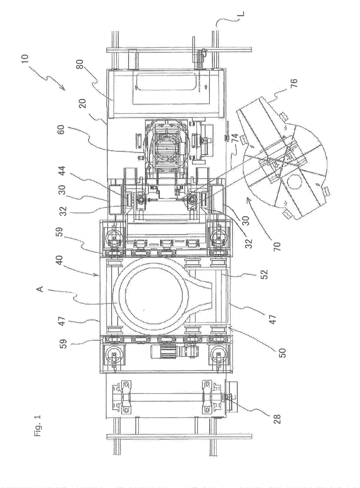 Carriage for receiving molten metal with a mechanism for moving a ladle up and down, and a method for transporting molten metal