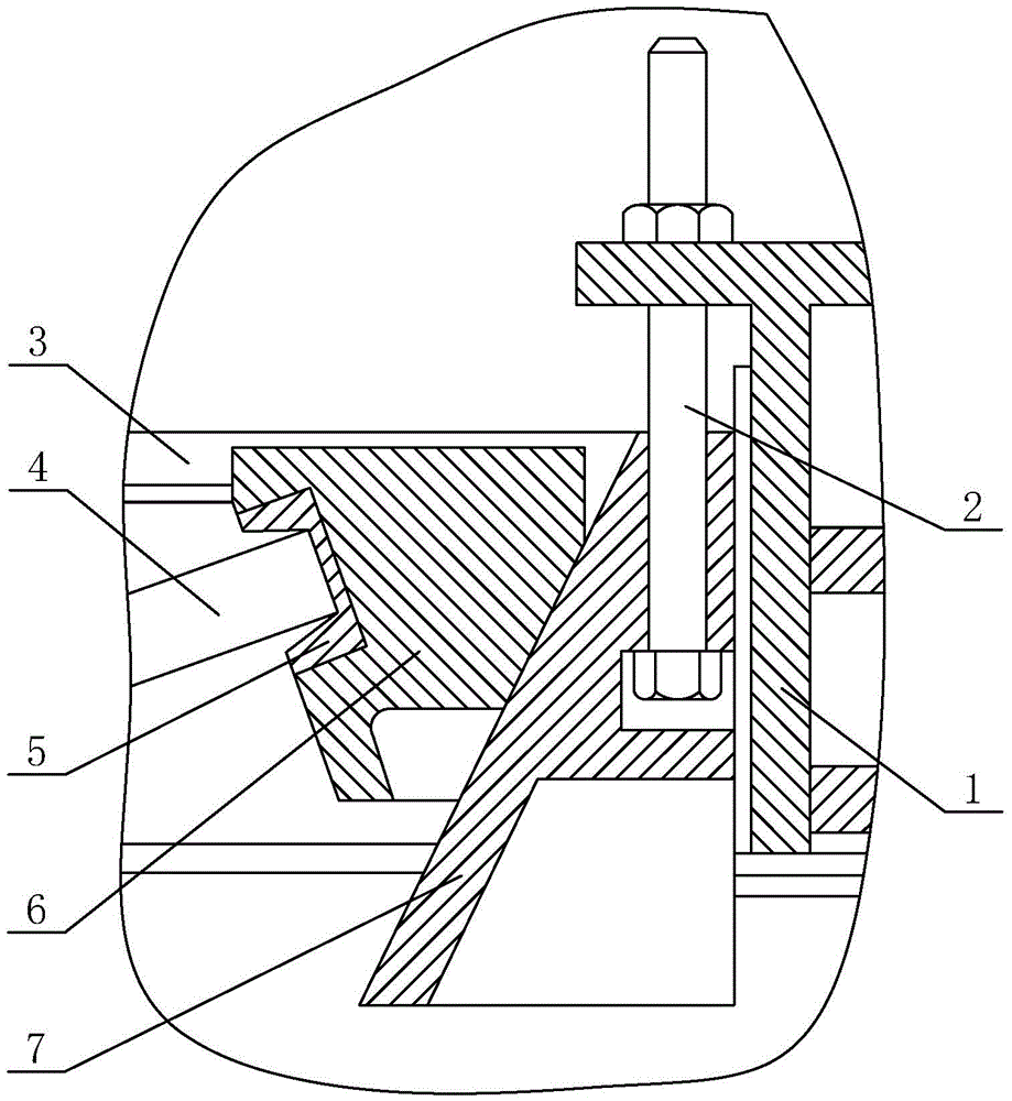 Discharge port adjustment device for compound pendulum jaw crusher