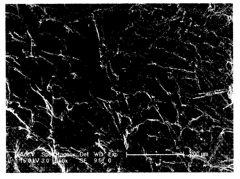 Method for preparing tissue engineering scaffold by pore forming of directional soluble fibres