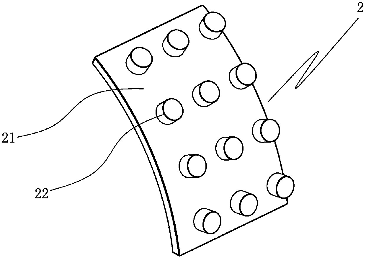 A crushing roller and an arrangement and combination method of crushing teeth of the crushing roller