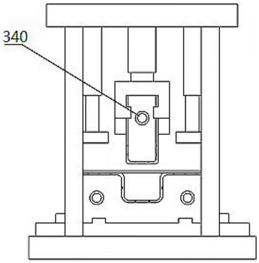 Hot forming punching device of automobile energy absorbing structure and punching method