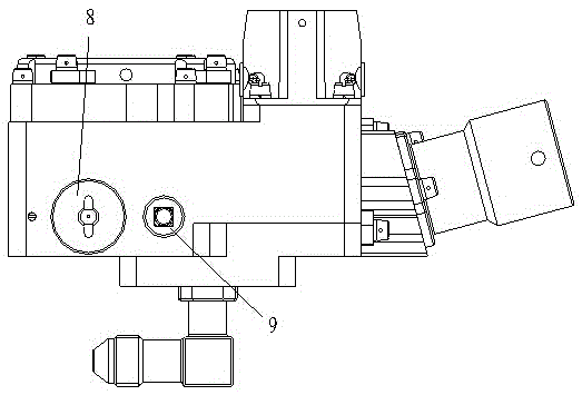 Automatic flow regulating device for airborne oxygen production equipment