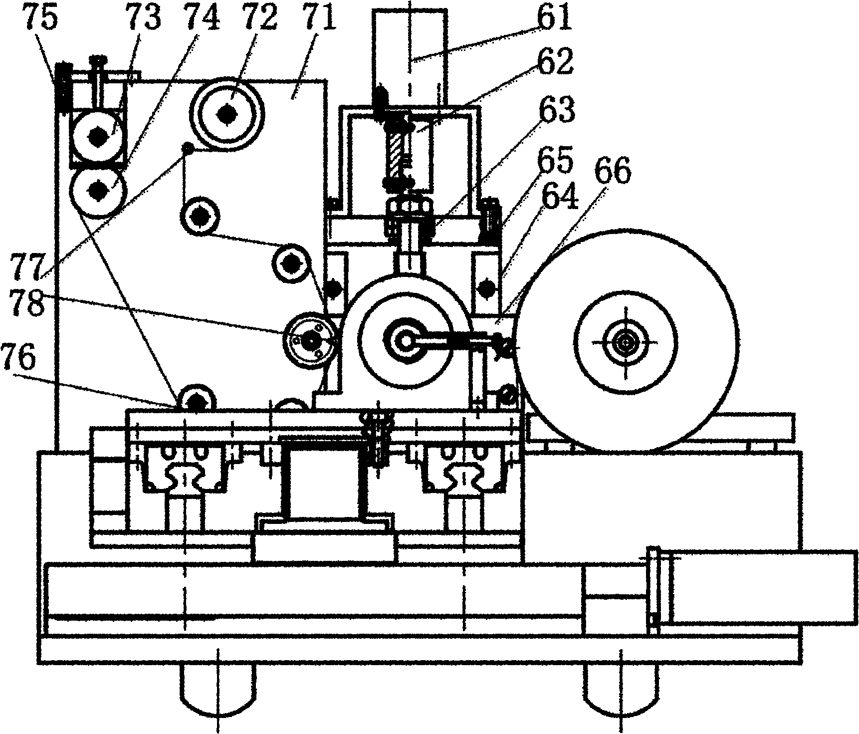 Horizontal micro-electric spark machine tool and method for performing online processing by applying same