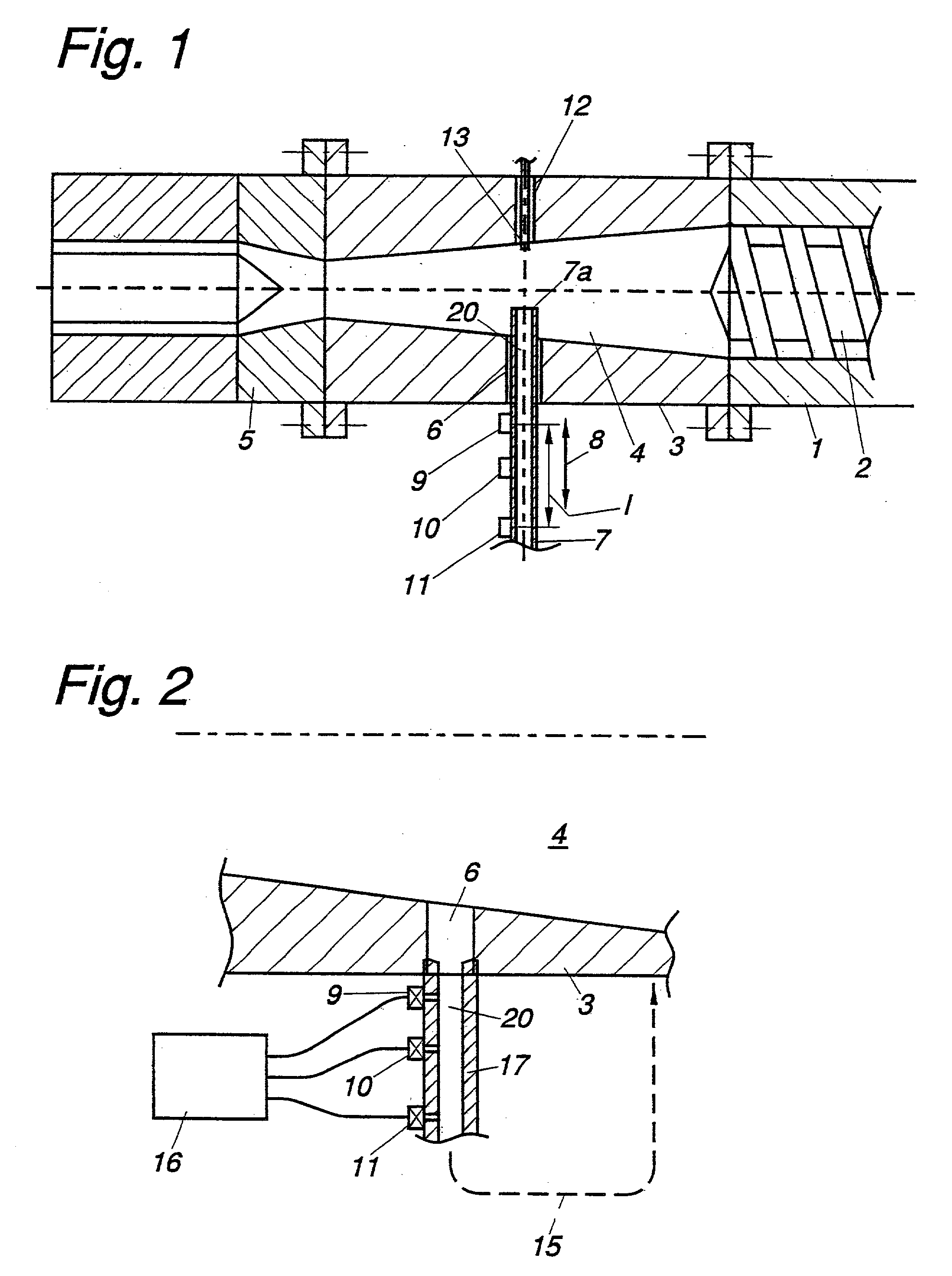 Method and an apparatus for adjusting an extrusion die in an extruder