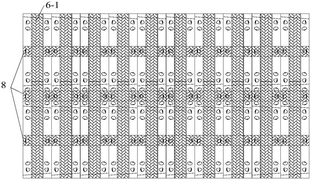 Tunnel reinforcing device based on fiberglass pipe segments and construction method thereof