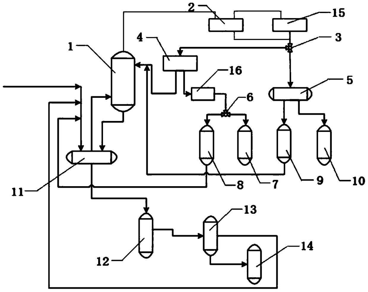 Light solvent recovery device for field of dangerous waste treatment, skid-mounted structure therefor and light solvent recovery method