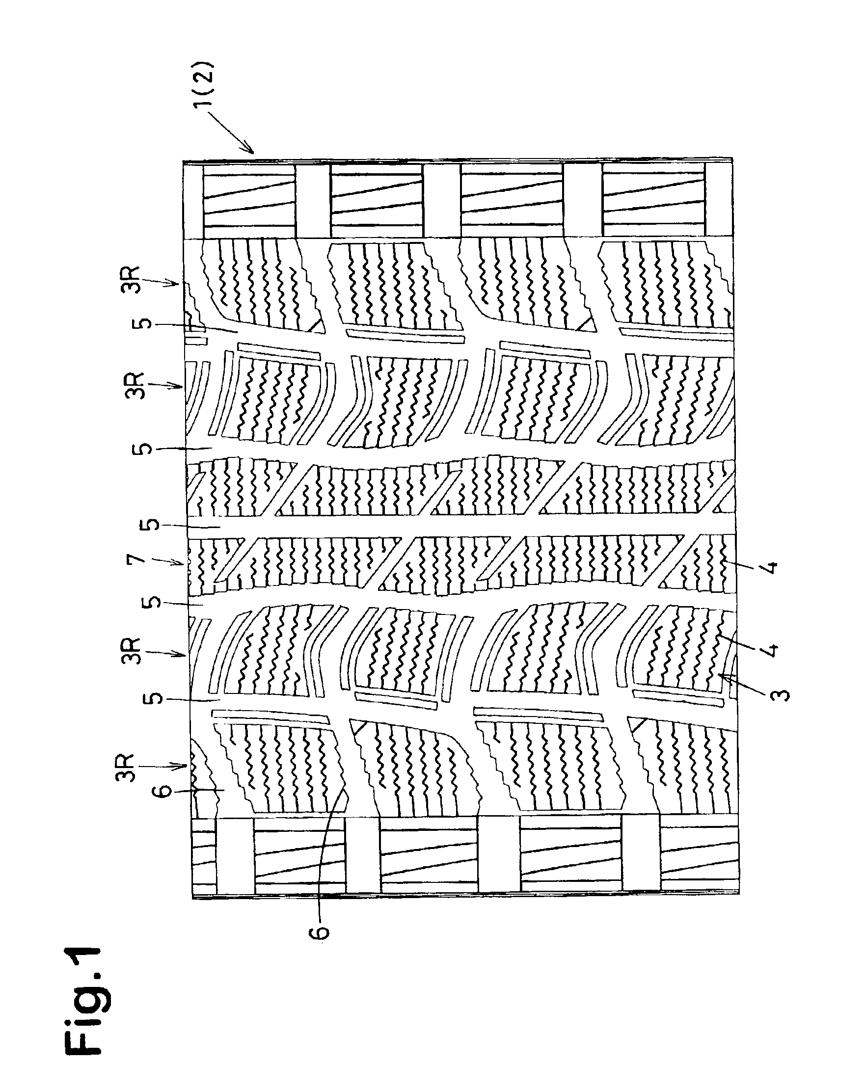 Pneumatic tire including sipes