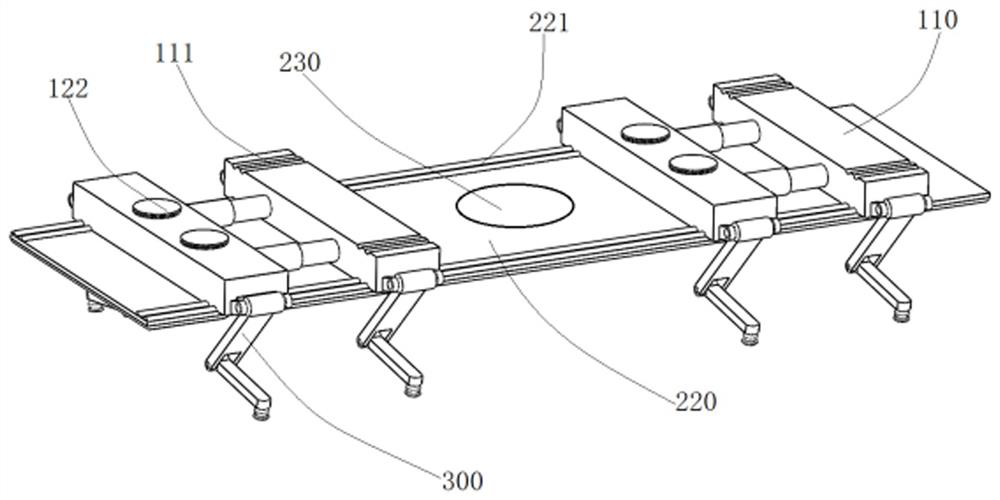 Self-balancing glass transportation device and balancing method thereof